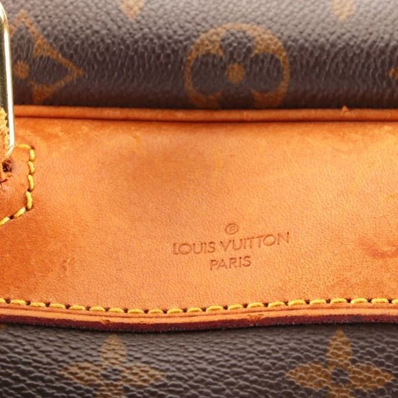Louis Vuitton Deauville Travel Bag in Monogram Canvas and Vachetta Leather - Picture 12 of 13